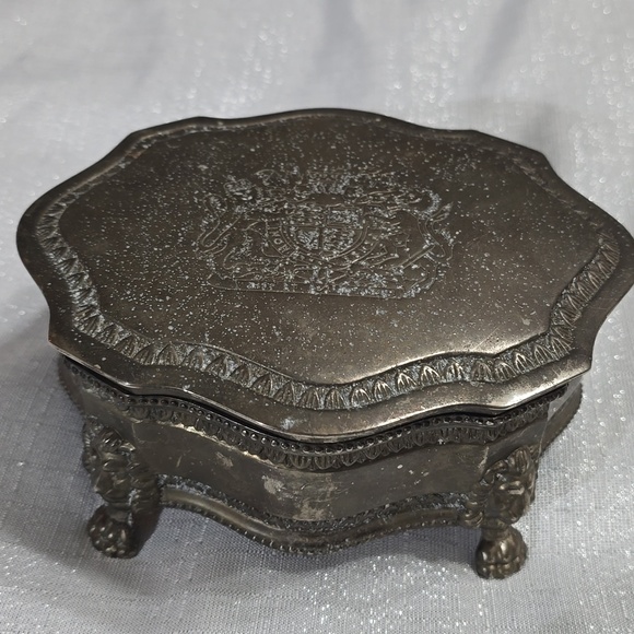 International Silver Company Other - Vintage International Silver Co. Lion Crest Metal Trinket Hairpin Jewelry Box